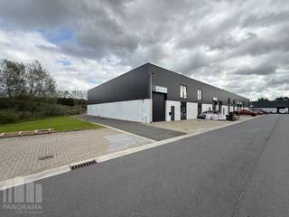 KMO-unit met een oppervlakte van 337 m² te huur op een strategische ligging. De locatie in Zelzate biedt een zeer goede verbinding naar de <strong>R4</strong>, op slechts 2 minuten rijden, waardoor het bedrijfsgebouw vlot bereikbaar is via de E34, E17 en E40. Wat zorgt voor een uitstekende ontsluiting richting Gent, Brugge, Antwerpen, Brussel en de kust.<br /><br />De KMO-unit heeft een vrije hoogte van 6 meter en is voorzien van een lichtstraat met rookluik en een polybetonvloer. Het magazijn is toegankelijke via twee automatische sectionale poorten en een afzonderlijke toegangsdeur. Raampartij op gelijkvloers en verdiep. Tevens zijn er 2 parkeerplaatsen aanwezig. <br /><br />Contacteer PANORAMA B2B voor bijkomende (technische) inlichtingen, plannen of een vrijblijvend plaatsbezoek 0477 02 09 02.