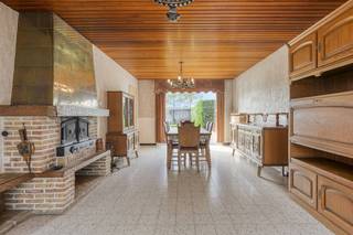 In the Nachtegalenlaan in Veurne, we find this 4-bedroom semi-detached house for sale. This 521m² house is located in a quiet neighborhood, but...