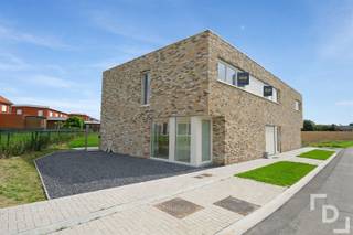 In de groene omgeving van Proven vinden wij deze nieuwbouwwoning in de Terenburgseweg.Deze woning is meteen beschikbaar en is ideaal voor huurders die wensen te wonen in een moderne en energiezuinige woning met tuin.Indeling:GLV: inkomhal - leefruimte met open keuken - technische bergruimte - apart toiletV+1: nachthal - 3 slaapkamers - apart toilet - badkamerExtra's:* E-peil: 30* Volledig professioneel geschilderd* 12 zonnepanelen van 5400WP + hybride omvormer om gemakkelijk een thuisbatterij op aan te sluiten* Regenput aanwezig