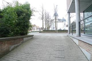 Ondergrondse autostaanplaats met plaats voor 1 wagen, ruime afmetingen. Automatische toegangspoort. Zéér centrale ligging. Gelegen in Residentie Graaf van Vlaanderen. Voor verdere informatie bel Michiel op 0473 255 533.