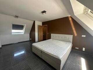 <p>Inschrijven kan via onze website</p><p>Op een uitstekende ligging in Erembodegem bevindt zich dit <strong>lichtrijke duplexappartement</strong>. Het station, winkels, scholen en openbaar vervoer bevinden zich in de nabije omgeving.</p><p>Bij het betreden van het appartement kom je in <strong>een gezellige leefruimte met open keuken</strong>. Aansluitend is er <strong>een terras</strong> aanwezig. Verder beschikt het appartement over een toilet, een wasplaats en een badkamer met douche. Op de bovenverdieping bevindt zich de slaapkamer, samen met een apart toilet.</p><p>De huurprijs bedraagt €735 + €95 gemeenschappelijke kosten.</p><p>Het appartement is onmiddellijk beschikbaar.</p>