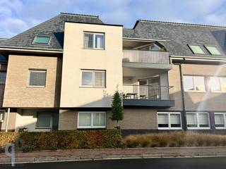 Te Sint-Maria-Oudenhove vinden we dit recente appartement (Bj 2016), voorzien van een inkomhall met gastentoilet, grote en lichtrijke leefruimte met absolute privacy en toegang tot het ruime dakterras. Verder is er een ingerichte keuken en berging/wasplaats. Het appartement beschikt over 3 ruime slaapkamers en een luxe badkamer. Bij het appartement hoort een privé kelderberging en een buitenstaanplaats. Er is mogelijkheid van het bijkopen van een heel grote garage (2 wagens achter mekaar). Topper. Voor meer inlichtingen of een bezoek, contacteer Veronique 0483/676579