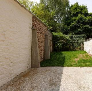 Fully renovated townhouse with five bedrooms and a spacious city garden. <br /><br />EPC rating: A. <br />Mobility score: 9/10. <br /><br />Near Ter Platen and Ghent-South, in a quiet yet very central residential area, lies this completely stripped-down and renovated house. During the recent complete renovation, all essential elements were addressed: insulation, utilities, floors, pipes, windows, and roof. The house is therefore completely move-in ready and future-proof. On the ground floor, you enter into the entrance hall with a guest toilet. Then, you'll find the fully equipped kitchen with adjoining dining area and the spacious, bright living room. From this living room, you have direct access to the large city garden—a special asset in the center of Ghent, ideal for families and those who appreciate outdoor space. The first floor comprises two comfortable bedrooms and a modern shower room. The second floor offers two more full-sized bedrooms, along with a fully equipped bathroom with a bathtub and double sink, and an additional separate toilet. Finally, on the third floor, there is a fifth, spacious bedroom under the roof. <br /><br />This home combines contemporary comfort, a family-friendly layout, and a strategic location. Schools, shops, the train station, Citadel Park, and public transport are within walking distance, making this a particularly attractive opportunity for both families and investors. <br /><br />Interested in this home in the heart of Ghent? <br />Contact Hélène at 0479 57 47 30 or helene@vicusvastgoed.be for more information or a viewing.