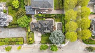 <p><span>Deze indrukwekkende villa in Gent, gebouwd in 1933, is ideaal voor wie ruimte en comfort zoekt. Dit prachtige woonhuis biedt een</span><span> totale bewoonbare oppervlakte van maar liefst 512 m² </span><span>op een perceel van 1049 m².<br />De eigendom beschikt over </span><span>zes royale slaapkamers</span><span> en tal van extra troeven:</span></p><ul><li><span>Prachtige authentieke elementen</span></li><li><span>Veel natuurlijke lichtinval</span></li><li><span>Twee ruime leefkamers</span></li><li><span>Inpandige garage met sectionaalpoort</span></li><li><span>Zuidgericht terras</span></li><li><span>Aangename tuin met zwembad</span></li><li><span>Volledig onderkelderd</span></li></ul><p><span>Het exterieur valt op door zijn klassieke, maar royale uitstraling en een verzorgde voorgevel. De oprit biedt plaats aan drie wagens en dankzij de hoge beplanting geniet u van veel groen en privacy.</span></p><p><span>Deze te renoveren villa is ideaal als ruime gezinswoning voor wie wil genieten van elegantie en comfort, én toch dicht bij het centrum van Gent wil wonen. Daarnaast biedt het perceel ook interessante mogelijkheden als investering, bijvoorbeeld voor kantoorruimte of een herontwikkeling naar meerdere appartementen in een gegeerde buurt.</span></p><p><span>Let wel, er is </span><span>renovatieplicht </span><span>(EPC F-label) van toepassing. Dit biedt u de unieke kans deze villa volledig naar eigen wens en stijl te transformeren! </span></p><p><span>Wacht niet langer en contacteer Anthes op het nummer 09/225.00.78 of via anthes@defooz.com.</span></p>
