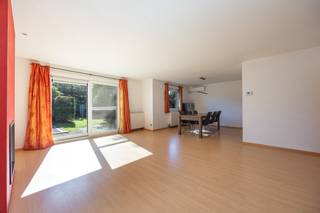 Zeer verzorgde, rustig gelegen en zeer energiezuinige woning met 3 slaapkamers, tuin en inpandige garage. Gelegen op een zonnig perceel en ideaal zuid-oost georiënteerd perceel van 282m² in een doodlopende straat nabij het dorpscentrum van Sint Antonius. De woning is instapklaar en werd de laatste jaren nog voorzien van 15 zonnepanelen (6450Wp), vernieuwd aluminium buitenschrijnwerk (incl. garagepoort) met HR+ beglazing, screens, vernieuwde cv-ketel, airco met warmtewisselaar enz. zodoende deze over energielabel A (score 78!) beschikt. Elektriciteit uiteraard conform AREI.<br /><br />INDELING: Inkomhal met gastentoilet - Vervolgens zeer lichte en open leefruimte/eetkamer met zicht op de zuid-oost georiëneerde tuin - Geheel ingerichte keuken voorzien van alle nodige toestellen - Verder is er een ruime garage met automatische poort met alle technische voorzieningen alsook aanpalende bergruimte. V1 omvat 3 ruime slaapkamers met meerdere voorzieningen qua bergruimte - Ruime badkamer voorzien van al het nodige. Tuin: Geheel aangelegd, geniet veel privacy en beschikt over een prima oriëntatie.<br /><br />BIJZONDERHEDEN: Doodlopende straat - Instapklare en vooral energiezuinige woning - EPC: 78 UC 3664504 - Elektriciteit conform - Asbestveilig - Energetische vernieuwingen - Stedenbouwkundige informatie in aanvraag - P&amp;G score: A - Huis kopen of verkopen in Zoersel? Bel 03 361 51 51 of via info@yvesvanpelt.be voor een gratis schatting.