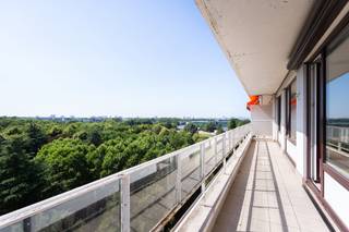 <strong>Gezellig 2 slaapkamer appartement in "Residentie De La Marcke" voorzien van een zonneterras over de volledige breedte met groen zicht! <span>Het appartement is uitstekend gelegen te Fruithoflaan nabij winkels, Delhaize, Colruyt, Traitteur-slagerij Finebek, openbaar vervoer, scholen, belangrijke in-en uitvalswegen.</span><br /><br /></strong>
<p><strong><span>INDELING:<br /></span></strong>De lichtrijke LEEFRUIMTE ca. 6,30m x 4,00m geeft via de deur directe toegang tot het zonnige terras ca. 12,42m x 1,25m met rustgevend groen uitzicht. De ingerichte te renoveren KEUKEN ca. 1,97m x 3,19m voorzien van opbergkasten en toestellen; een inductievuur van Etna, dampkap, oven, spoelbak en een afwasmachine van Beko. <br /><br />De NACHTHAL ca. 1,16m x 1,83m geeft u toegang tot het apart gastentoilet en een praktische ingebouwde kast. Verder zijn er 2 SLAAPKAMERS (ca. 2,7m x 3,51m en 3,20m x 4,48m), een BADKAMER ca. 1,62m x 2,86m met ligbad (met douchemogelijkheid) en een lavabomeubel. Tevens is er een aansluiting voorzien voor het was- en droogmachine.<br /><br />Kelderberging is inbegrepen. <br /><br /></p>
<strong><span>BIJZONDERHEDEN: </span></strong><br />* 2 slaapkamer appartement met groen uitzicht.;<br />* Privatieve kelder inbegrepen;<br />* Zonnig terras ca. 15 m²<br />* Gelegen op uitstekende locatie te Fruithoflaan nabij winkels, scholen, openbaar vervoer, belangrijke in-en uitvalswegen;<br />* EPC: 180 kWh/m² - label B, elektrische keuring conform, conciërge in het gebouw;<br />* Heden gestart met renovatiewerken aan de verhuisweg (112-114-116) financiering via het reservekapitaal. In de toekomst worden de terrassen gerenoveerd na goedkeuring en opmaak van een studie.<br />* Fietsenberging aanwezig<br />* Maandelijkse kosten ca. 270 euro/maand (provisie water, verwarming, syndicus, blokpolis, reservekapitaal...)<br />* In 2023 werden de ramen vernieuwd (facturen aanwezig).