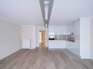 <strong>Coupure Rechts. Kwalitatief gerenoveerd 2 slpk-appartment met terras op een boogscheut van het stadscentrum.</strong><br /><br /><em>Voor meer informatie, mail naar info@carloeggermont.be</em><br /><br />Door zijn ligging aan de <strong><span>Coupure rechts</span></strong> is het appartement <strong><span>een ideale waardevaste investering en uitvalsbasis in het centrum van de stad.</span></strong><br /><br /><strong><span>Dit gelijkvloers appartement werd in 2024 kwalitatief gerenoveerd.</span></strong> Het appartement telt  <strong><span>twee volwaardige slaapkamers die zich aan de achterzijde bevinden</span></strong> en toegang bieden tot de buitenruimte.<br /><br />Aan de voorzijde vinden we een aangename en lichtrijke open ruimte die plaats geeft aan de vernieuwde keuken, eetplaats en leefruimte.<br /><br />Tussengelegen vinden we de inkomhal, gastentoilet en de badkamer voorzien van inloopdouche, wastafel en plaats voor de wastafel.<br /><br />Als extra is het appartement nog voorzien van een privatieve kelder.<br /><br /><strong>Samenvattend, een interessant appartement voor zowel jonge starters, ouders van studerende kinderen of investeerders dankzij de goede afwerking en de topligging.</strong><br /><br /><em>Maandelijkse kosten:  147 euro</em><br /><em><em>Elektriciteit conform.</em></em>