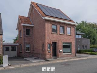 <strong>INSTAPKLARE WONING MET 3 SLAAPKAMERS OP EEN PERCEEL VAN 5A 70CA TE LANKLAAR</strong><br /><br /><strong>TROEVEN</strong><br />- <span><span>Gelegen op een rustige locatie nabij de Zuid-Willemsvaart te Lanklaar.</span><br />- Ruime woning met een bewoonbare oppervlakte van 221 m².<br />- Charmante uitstraling met hedendaagse inrichting.<br />- Diverse vernieuwingen door de jaren heen! <br />- Mogelijkheid voor praktijk of kantoor aan huis.<br />- 3 slaapkamers.<br /></span>- Zonnepanelen.<br />- Omheinde tuin.<br />- Tuinberging met afdak.<br /><br /><strong>KELDERVERDIEPING -01 (8,44 m²)</strong><br />- Kelderruimte (1,84 m x 4,59 m = 8,44 m²).<br /><br /><strong>GELIJKVLOERS 00 (122,95 m²)</strong><br />- Inkomhal (1,84 m x 4,59 m = 8,44 m²): tegelvloer.<br />- Woonkamer (7,12 m x 3,59 m + 4,82 m x 3,59 m = 42,86 m²): gezellige zithoek, tegelvloer.<br />- Keuken (3,34 m x 3,46 m + 1,74 m x 0,91 m = 13,13 m²): geïnstalleerd met onder- en bovenkasten, lades, heteluchtoven, koelkast, vaatwasser, 4-pits gasvuur, elekrische grillplaat, tegelvloer.<br />- Tuinkamer (4,39 m x 3,17 m + 2,89 m x 4,95 m = 28,21 m²): ingerichte eetkamer met zicht op tuin, gashaard, toegang naar het terras met schuifraam, parketvloer.<br />- Toilet (1,42 m x 0,91 m = 1,29 m²): hangtoilet, lavabo, tegelvoer.<br />- Berging (2,89 m x 2,23 m = 6,44 m²): maatkasten met ingebouwde koelkast en diepvriezer, mozaiek tegelvloer.<br />- Wasplaats (2,81 m x 2,00 m = 5,62 m²): aansluiting wasmachine, technische ruimte, tegelvoer.<br />- Polyvalente ruimte (5,91 m x 2,87 m = 16,96 m²): momenteel ingericht als kapsalon, airco, wastafel, PVC laminaatvloer.<br /><br /><strong>VERDIEPING +01(63,21 m²)</strong><br />- Overloop (4,58 m x 1,85 m = 8,47 m²): laminaatvloer.<br />- Badkamer (3,49 m x 3,46 m = 12,07 m²): ingericht met enkele lavabo, ligbad, inloopdouche, hangtoilet, tegelvloer.<br />- Slaapkamer 1 (4,72 m x 3,26 m = 15,38 m²): laminaatvloer.<br />- Slaapkamer 2 (3,75 m x 3,61 m = 13,53 m²): laminaatvloer.<br />- Berging: (4,44 m x 3,10 m = 13,76 m²): toegankelijk via slaapkamer 2, mogelijkheid in te richten als dressing, slaapkamer, speelkamer,...<br /><br /><strong>VERDIEPING +02 (35 m²)</strong><br />- Slaapkamer 3 (35 m²): airco, tapijtvloer.<br /><br /><strong>EXTERIEUR</strong><br />- Oprit met toegangspoort.<br />- Beklinkerd terras.<br />- Prieeltje.<br />- Omheinde tuin.<br />- Ingewerkt zwembad.<br />- Tuinberging met afdak.<br /><br /><strong>RENOVATIES</strong><br />- 2021: nieuwe gasketel.<br />- 2021: spouwmuur gevuld met EPS korrels.<br />- 2022: airco zolder geplaatst.<br />- 2022: nieuwe omvormer.<br />- 2022: regularisatie woning, nieuw tekeningenpakket.<br />- 2023: airco kapsalon geplaatst.<br />- 2025: warmtepompboiler.<br />- 2025: nieuwe raamkozijnen en deuren.<br /><br /><strong>Bekijkt u deze advertentie via een aanverwante vastgoedsite, surf dan zeker naar onze website www.N78vastgoed.be voor een uitgebreide beschrijving en foto's. Meer info: +32 (0)89 86 18 88 of info@N78vastgoed.be.</strong>