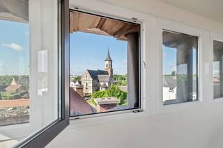 Après la fusion en 1977 avec Tienen, ce bâtiment imposant a perdu sa fonction de mairie.Ce n'est qu'en 2021 qu'un revenu supplémentaire, à l'arrière...