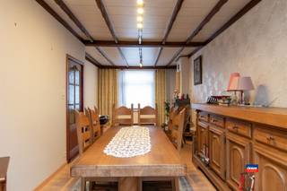 <p><span>SCHOTEN | OP TE FRISSEN GEZINSWONING MET VIER SLAAPKAMERS EN TUIN OP EEN TOTALE GRONDOPPERVLAKTE VAN 165m² | EPC D |</span></p><p><span>Indeling als volgt : gelijkvloers : inkomhal - woonkamer - eetkamer - gesloten, geïnstalleerde keuken - veranda - grote tuin - badkamer met douche, lavabo en toilet.<br />Eerste verdieping : traphal - 2 slaapkamers - berging.</span></p><p><span>Zolder: hal - twee slaapkamers.</span></p><p><span>De woning is gunstig gelegen op wandelafstand van scholen, winkels en openbaar vervoer.</span></p>