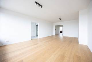 Bent u op zoek naar een volledig gerenoveerd appartement (95m²) met twee slaapkamers en twee terrassen, waarbij energiezuinig wonen centraal staat? Dan stellen wij u met plezier dit luxueuze appartement op de tiende verdieping aan u voor.<br />Indeling:<br />U komt binnen in de inkomhal met vooraan de lichtrijke woonkamer (32,5m²) met aanpalend de modern ingerichte keuken (8m²) die voorzien is van de nodige toestellen. Via de keuken en de woonkamer kan u het eerste terras (8,5m²) bereiken dat voorzien is van een zonnewering. Naast de keuken is er nog een berging.<br />Centraal is er de badkamer (4m²) die voorzien is van een inloopdouche met regenfunctie, een handdoekradiator en een lavabo verwerkt in een modern badkamermeubel. Er is een apart toilet.<br />Achteraan zijn er twee slaapkamers die beiden 13m² zijn en ook beiden toegang geven aan het terras (8,5m²) achteraan. <br /><br />Algemene kosten: €794,65/kwartaal voor minuterie, water, verwarming, lift, algemeen onderhoud, blokpolis, camerabewaking, onderhoud tuinen, schoonmaak gemene delen, reservefonds en syndicus vergoeding.<br />Ligging:<br />Deze residentie geniet van een zeer centrale ligging met alle dagelijkse voorzieningen binnen handbereik. Openbaar vervoer, winkels en sfeervolle horecazaken liggen op slechts enkele stappen. Bovendien biedt de omgeving volop mogelijkheden voor sport en ontspanning, waardoor comfort en een actieve levensstijl naadloos samenkomen.<br />Pluspunten:<br />- EPC met label B dankzij gevelisolatie, dakisolatie en overal dubbele HR beglazing! <br />- Privatieve kelderberging<br />- Videophone <br />- Volledig kwalitatief gerenoveerd<br />- Uiterst centrale locatie<br />Voor meer informatie of een bezichtiging kan u One vastgoed steeds bereiken op volgend nummer 03 360 85 30.