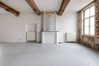 <p><span>Ontdek de allure van het verleden in het historische handelspand "Comte De Flandre" te koop in Oudenaarde. Een unieke kans voor ondernemers die streven naar topkwaliteit vastgoed. Dit betoverende pand combineert een KMO-gedeelte met een weelderige vergader- en ontmoetingszaal, een ruim appartement op de tweede verdieping, en een buitengewone loft op de bovenste verdieping met een panoramisch uitzicht op Oudenaarde's historische gebouwen. Met bewaarde elementen uit de 15de eeuw straalt dit gerenoveerde gebouw grandeur uit. De achtertuin herbergt een charmant "koetshuis" met uitzicht op het water. Ontdek de onbegrensde mogelijkheden van dit historisch juweel, volledig in lijn met alle voorschriften. Een investering in geschiedenis en stijl wacht op de juiste visionair!</span></p>