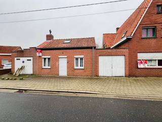 <strong>Houthulst - Woning met 1 slaapkamer en garage te koop.</strong><br /><br /><strong>Indeling:</strong><br />Inkomhal, slaapkamer, woonkamer, keuken, badkamer, apart toilet en garage<br />Zolder (tweede slaapkamer mogelijk mits renovatie)<br /><br />Renovatieverplichting