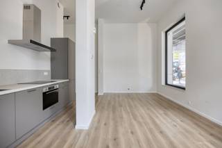 <p><span>GELIJKVLOERS APP. MET TERRAS<br /><br /></span></p><p><span>In Sint-Lambrechts-Woluwe treffen wij deze knappe residentie aan gelegen in de Neerveldstraat. In de nabije omgeving treffen wij diverse onderwijsinstellingen, verschillende supermarkten, Woluwe Shopping, lokale handelaars, openbaar vervoer, ... aan. Wij bevinden ons enerzijds op circa vijftien minuten van het stadscentrum en anderzijds nabij omliggende steden en gemeenten zoals Zaventem en Brussel. </span></p><p><span> </span></p><p><span>Op de gelijkvloerse verdieping van deze nieuwe residentie genaamd Twin Falls treffen wij  dit geriefelijk appartement aan. Wij betreden het appartement via de inkomhal met toegang tot het afzonderlijk toilet, de slaapkamer en de leefruimte. De leefruimte is voorzien van een volledig uitgeruste keuken en  doet dienst als zit- en eethoek. Wanneer wij ons opnieuw naar de inkomhal verplaatsen krijgen wij toegang tot de ruime slaapkamer van circa 14m² met ensuite een volledig uitgeruste badkamer voorzien van een douche en een lavabomeubel met spoelbak. Bijkomend is er nog een wasplaats/berging, deze is net als de badkamer toegankelijk via de slaapkamer. </span></p><p><span> </span></p><p><span>Waarom Twin Falls? </span></p><p><span>- Uitstekende ligging</span></p><p><span>- Aanwezigheid van een lift</span></p><p><span>- Divers aanbod: studio's, appartementen met 1/2 of 3 slaapkamers </span></p><p><span>- Een energiezuinige residentie klaar voor de toekomst (EPC-label A/B, aanwezigheid van zonnepanelen)</span></p><p><span> </span></p><p><span>Als kers op de taart is er een kelder/unit, een gemeenschappelijke fietsenstalling en een afvallokaal allemaal inbegrepen in de huurprijs. Indien gewenst bestaat er de mogelijkheid om een bovengrondse/afgesloten autostaanplaats te huren aan 125,00 euro/maand. </span></p><p><span> </span></p><p><span>Nieuwsgierig naar dit knap nieuwbouwproject? Vraag snel meer informatie of een bezichtiging aan via <span>info@pillar.estate</span></span><span> of contacteer ons op het nummer 033 695 695. </span></p><p><span>Tot binnenkort! <br /></span><span>De vermelde oppervlaktes zijn slechts een indicatie. Pillar kan niet verantwoordelijk gesteld worden voor de juistheid van de door zijn verstrekte gegevens. </span></p><p><span> </span></p>