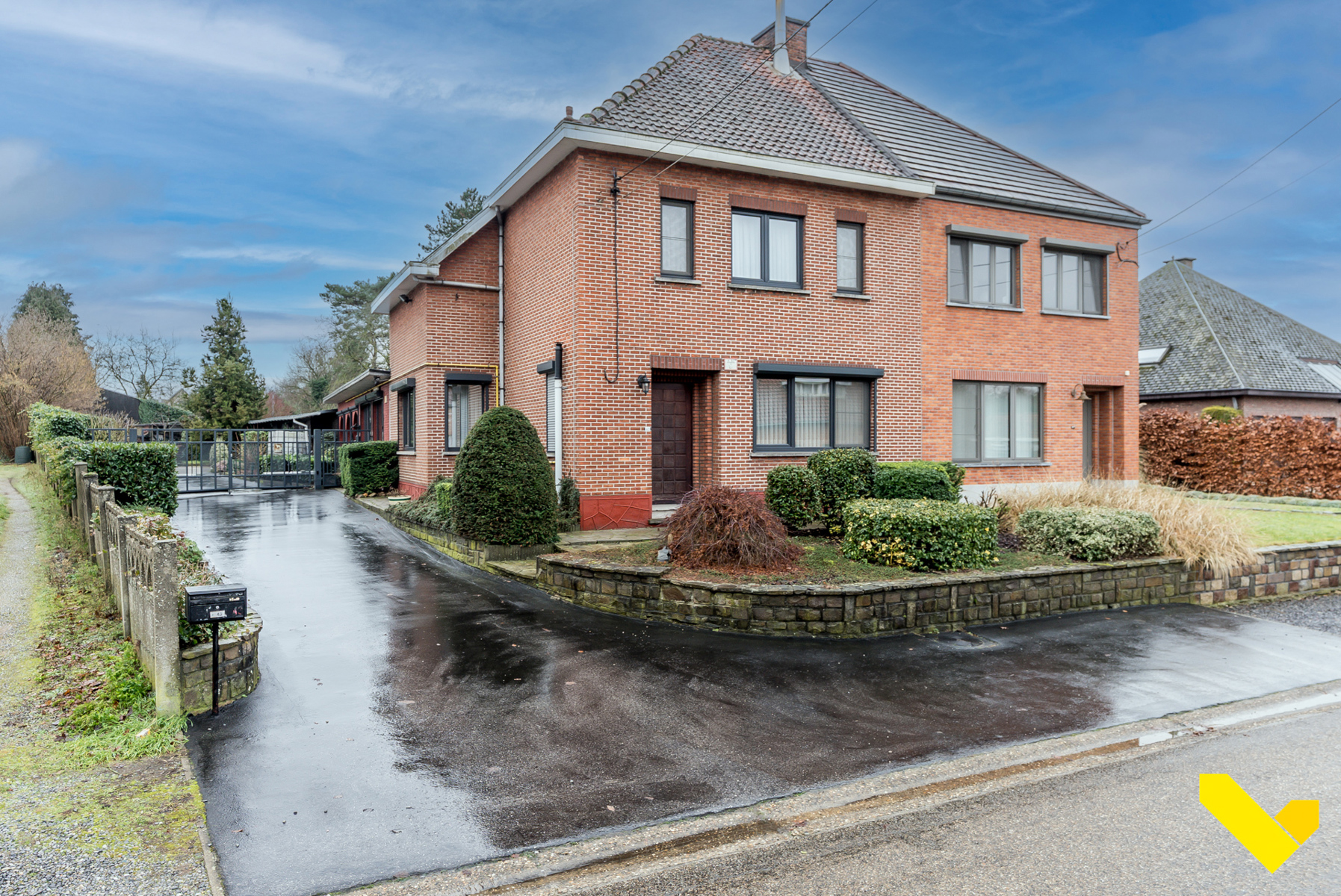 Karaktervolle halfopen bebouwing met ruim magazijn! - foto 2