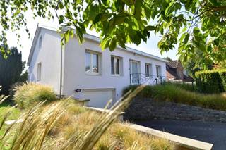 In een rustige en kindvriendelijke wijk in Wevelgem vinden we deze charmante alleenstaande woning terug. Dankzij de ligging in een doodlopende...