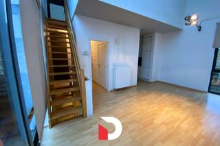 BEZOEKMOMENT VOLZET - Ruime woning gelegen in project 'Pandreitje' op een rustige ligging in centrum Brugge. De woning heeft op het gelijkvloers, 2 slaapkamers en een badkamer met douche, toilet en lavabo, berging voor wasmachine en droogkast; op de eerste verdieping is er een 3de slaapkamer met badkamer voorzien van een ligbad, dubbele lavabo en toilet, op de tweede verdieping bevindt zich de leefruimte met ingerichte keuken en toegang tot het ruim zonnig terras, vanuit de 2de verdieping is er nog een trap naar een mezzanine waar de zithoek kan geplaatst worden. EPC: 299 kWh/m². Plan eenvoudig uw bezoekmoment online: www.delbecque.immo.