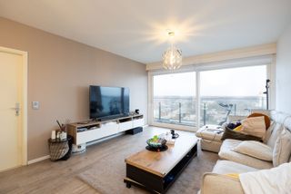 Met zijn mobiscore van 9/10 is dit appartement zeer goed gelegen vlakbij invalswegen, verschillende winkels, openbaar vervoer en scholen, ook diverse ontspanningsmogelijkheden liggen op wandel- of fietsafstand.<br /><br />Het appartement bevindt zich op de elfde verdieping en is gemakkelijk bereikbaar met de goed onderhouden lift. De indeling is als volgt: een inkomhal, lichtrijke leefruimte met aansluitend de degelijke keuken voorzien van een oven, vaatwasser, ijskast en diepvriezer, verder zijn er twee slaapkamers en een badkamer met bad douche combinatie en een enkel lavabomeubel. Een apart toilet is voorzien op het einde van de nachthal. <br /><br />Een extra troef is het ruime terras van 12 m². <br /><br />€268 maandelijkse kosten (incl. water en verwarming op gas). <br /><br />Interesse? Kom een kijkje nemen! info@neonvastgoed.be of 03/336.88.88