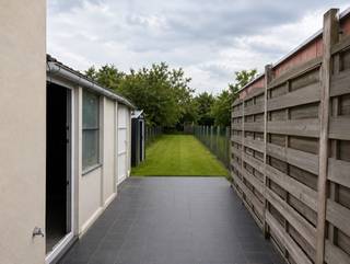 Deze functionele woning werd in 2016 vernieuwd en is momenteel vrij van huurder. Hoewel enkele elementen een kleine opfrissing kunnen gebruiken, verkeert het pand algemeen in goede staat.<br /><br />Op het gelijkvloers bevindt zich een ruime leefruimte met een recente (open) keuken die uitkijkt op een grote zuidgerichte tuin. Daarnaast beschikt de woning over een vernieuwde badkamer met ligbad én een splinternieuwe douche. Vooraan is er een extra kamer die perfect kan dienen als bureau, hobbyruimte of slaapkamer.<br /><br />Op de eerste verdieping bevinden zich twee grote slaapkamers, aangevuld met een ingerichte zolderkamer op de tweede verdieping.<br /><br />Verder beschikt de woning over twee kleine aanpalende bijgebouwen die ideaal zijn als opslagruimte of voor diverse andere doeleinden.<br /><br />Het EPC heeft momenteel label D. Deze score werd echter nooit geactualiseerd na de uitgevoerde werken, waardoor een nieuwe keuring mogelijk een gunstiger resultaat kan opleveren.<br /><br />Indien u meer inlichtingen of een bezoek wenst kan u bellen naar SAVE INVEST 09 230 30 71 of mailen naar office@save-invest.be