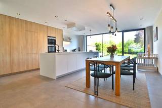 <p><span>*** QUICK SALE MET BIEDPRIJS VANAF 415.000 EUR *  Kijk -en bieddagen 7, 8 en 9 mei (enkel op afspraak) - ** www.stijnstreuvelslaan29.be **</span></p><p><span> </span></p><p><span> </span></p><p><span>Rustig gelegen aan de rand van het Tinnekesbos vinden we deze hoogwaardig en smaakvol gerenoveerde topwoning.</span></p><p><span> </span></p><p><span>De woning, met een bewoonbare oppervlakte van 200m², is gelijkvloers ingedeeld met een inkom met vestiaire en apart gastentoilet, ruime en nieuw uitgebouwde woonkamer met als eyecatcher de prachtige en super uitgeruste keuken met zalig tuincontact. Verder is er gelijkvloers een praktische wasberging voorzien en toegang tot de praktische kelder.</span></p><p><span> </span></p><p><span>Op de eerste verdieping zijn twee ruime slaapkamers, waarvan de master bedroom met een inloopdressing, en de prachtige badkamer met dubbele wastafel, inloopdouche en toilet. De zolderverdieping (vaste trap) is volledig ingericht en eventueel nog op te delen in twee ruime slaapkamers, er zijn tevens wachtleidingen voorzien (warmtepomp/warm/koud water en afvoer) om eventueel een tweede badkamer te voorzien.  </span></p><p><span> </span></p><p><span>De zalige tuin, met zicht op het Tinnekesbos, is voorzien van een royaal terras en biedt een tevens een uitweg achteraan (te voet en fiets). Achteraan de tuin zijn tevens de nodige wachtleidingen voorzien die nuttig zijn mocht er nog een tuinberging geplaatst worden. </span></p><p><span> </span></p><p><span>- Hoogwaardige totaalrenovatie: Nieuwe riolering (gescheiden) / Regenwater (17.500l) / nieuwe vloerplaat / alle nieuwe technieken / Binnen + buitenmuurisolatie / nieuwe elektriciteit<br />- EPC A: Vloerverwarming / Zonnepanelen / Ventilatie<br />- Topligging in Heule, rustig aan de rand van groen en nabij alle voorzieningen</span></p><p><span> </span></p><p><span>Reserveer nu jou bezoek op de kijk -en bieddag via info@century21viaplus.be of 056/24.38.12</span></p><p><span> </span></p><p><span>Alle info, plannen, virtuele tour op <span>www.stijnstreuvelslaan29.be</span></span></p><p><span> </span></p><p><span>*niet bindende vanafprijs, de verkoop komt tot stand door aanvaarding van het uitgebrachte bod</span></p><p><span> </span></p>