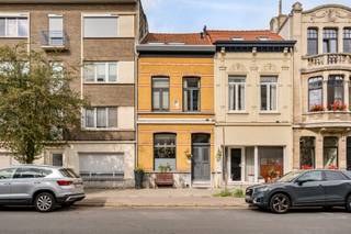 <p><strong>Wonen in de Boelaerbuurt is een beetje het beste van twee werelden. Je zit vlakbij het mooie groen van het Te Boelaerpark, terwijl de stad nooit ver weg is. De buurt voelt rustig en verwelkomend, met alles wat je nodig hebt binnen handbereik. En dan is er nog deze charmante gezinswoning met vier slaapkamers, twee badkamers - en vooral: heel veel sfeer. Van de frisse gevel tot de warme houten vloeren, van de haard tot de buitentruimte achteraan: hier zit karakter in elke verdieping. Kom binnen…</strong></p><p> </p><p><strong>Een warm welkom</strong></p><p> </p><p>Achter de frisse, charmante gevel kom je binnen in een mooie, relatief brede inkomhal. Meteen voel je dat dit geen huis is waar elke vierkante centimeter hetzelfde moet zijn. Er is ruimte, er zijn gezellige hoekjes en vooral: er is een fijne flow doorheen de woning.</p><p> </p><p><strong>Samen rond de haard</strong></p><p> </p><p>Op het gelijkvloers vormt de leefruimte het kloppende hart van het huis. Achteraan zorgen de ingemaakte kasten en de elektrische haard voor extra gezelligheid, terwijl de houten vloeren in de eetruimte meteen warmte toevoegen. De verbinding tussen de verschillende leefplekken voelt natuurlijk aan en brengt je uiteindelijk helemaal naar buiten. De vernieuwde keuken sluit mooi aan op het geheel. In 2021 werd ze volledig vernieuwd en geïnstalleerd: zo krijg je een keuken die vandaag nog steeds helemaal mee is, terwijl de rest van het gelijkvloers zijn charmante karakter behoudt.</p><p> </p><p><strong>Buiten te leven</strong></p><p> </p><p>Achteraan wacht er de buitenruimte. Vanuit de leefruimte stap je zo naar buiten, waardoor ze in de warmere maanden bijna als een extra leefruimte aanvoelt. Een plek voor een lange tafel, wat groen, een zomerse avond of gewoon de deur openzetten terwijl je binnen leeft. Zalig!</p><p> </p><p><strong>Badderen tussen de verdiepingen</strong></p><p> </p><p>Op de tussenverdieping ligt de eerste badkamer. Die is praktisch ingericht met zowel een ligbad als een douche. Je vindt hier trouwens ook een afzonderlijk toilet.</p><p> </p><p><strong>Slaapkamers op niveau</strong></p><p> </p><p>Op de eerste verdieping liggen twee ruime slaapkamers. Eén ervan heeft een aparte dressingruimte, terwijl de andere uitpakt met mooie ingemaakte kasten. De houten vloeren trekken ook hier de warme sfeer van beneden verder door. Een verdieping hoger wachten nog twee slaapkamers, allebei gelegen onder het schuine dak. Zo komt het totaal op vier volwaardige slaapkamers: ideaal als gezinswoning, maar evengoed fijn voor wie graag een bureau, hobbyruimte of extra plek voor logees achter de hand heeft. Op deze verdieping is er bovendien nog een tweede badkamer, voorzien van een douche en een tweede toilet.</p><p> </p><p><strong>Een huis dat klopt</strong></p><p> </p><p>Handig om weten: de elektrische installatie is conform. De charmante gevel, het warme hout, de vernieuwde keuken, de buitenruimte en dé ideale ligging vlak bij het Te Boelaerpark. Oftewel: hier kom je thuis in een huis waar je niet alleen woont, maar waar je makkelijk een heel leven opbouwt.</p><p> </p><p><strong>Verliefd? antwerpen@ugly.be</strong></p><p> </p><p> </p>