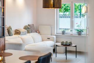 [[ DIT PAND NEEMT DEEL AAN DE ERA OPEN HUIZEN DAG OP 19/9 VAN 11:00 TOT 12:00 ]]<br /><strong>Ligging &amp;amp; Indeling</strong><br />Op zoek naar een verzorgde, instapklare gezinswoning waar u zonder zorgen uw intrek kunt nemen? Maak dan kennis met deze bijzonder nette woning in Groene Briel 1 te Zelzate. Bij binnenkomst wordt u verwelkomd in een lichtrijke leefruimte die mooi aansluit op de open keuken. Deze aangename indeling zorgt voor een ruimtelijk gevoel en vormt de ideale plek om gezellig samen te komen met familie en vrienden.
<p>Verder bevindt zich op het gelijkvloers een moderne badkamer en een praktische, afzonderlijke wasplaats. Alles is netjes onderhouden en klaar voor onmiddellijk gebruik.</p>

<p>Op de eerste verdieping bevinden zich twee slaapkamers. De zolderverdieping werd bovendien ingericht als derde slaapkamer, waardoor de woning perfect geschikt is voor een gezin of voor wie extra ruimte wenst voor een bureau, hobby of logeerkamer.</p>

<p>Achteraan beschikt de woning over een gezellige koer, ideaal om buiten te genieten zonder veel onderhoud. Een absolute troef is de dubbele garage, die niet alleen plaats biedt aan twee wagens maar ook extra bergruimte en praktische mogelijkheden biedt.</p>

<p>Ook technisch biedt deze woning interessante troeven: ze is asbestveilig, beschikt over een conforme elektrische installatie en heeft een EPC-label C.<br /><br /><strong>Troeven</strong></p>

<ul><li><strong>INSTAPKLAAR!</strong></li><li><strong>Asbestveilig</strong></li><li><strong>GEEN renovatieverplichting</strong></li><li><strong>Conforme elektrische keuring</strong></li><li><strong>Dubbele garage</strong></li><li><strong>Aparte wasplaats</strong></li><li><strong>3 slaapkamers</strong></li></ul>
<strong>UW DROOMWONING? ZO GEVONDEN!</strong><br />