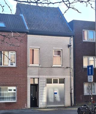 OP TE FRISSEN RIJWONING MET ZONNIGE KOER.Het geheel dient gerenoveerd. Ideaal als starterswoning.De perfecte woning om er een nieuw leven aan te...