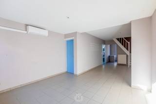 Deze gezellige en instapklare stadswoning is ideaal gelegen in het centrum van Sint-Niklaas, op wandelafstand van het station, winkels, scholen en openbaar vervoer. Dankzij de vlotte bereikbaarheid en de praktische indeling is deze woning perfect geschikt voor starters, jonge gezinnen of investeerders.<br /><br />Na het betreden van de inkomhal komt u in de lichtrijke leefruimte met open karakter, die naadloos overgaat in de eetplaats. Aansluitend bevindt zich de volledig uitgeruste keuken met voldoende opbergkasten en werkruimte. De woning beschikt over een aangename terras, ideaal om in alle rust te genieten van een moment buiten.<br /><br />De woning beschikt over een volledig vernieuwde en een verzorgde badkamer met inloopdouche en modern lavabomeubel.<br />Op de eerste verdieping bevinden zich twee volwaardige slaapkamers.<br />De woning beschikt over een zolderkamer, die perfect kan dienen als opbergruimte of eventuele derde slaapkamer, bureau of hobbyruimte<br /><br />De woning is uitstekend gelegen in een rustige straat in het centrum van Sint-Niklaas. Op wandelafstand vindt u het station, winkels, horeca, scholen en diverse recreatiemogelijkheden. Bovendien geniet u van een vlotte verbinding naar invalswegen en autosnelwegen.<br />Bent u op zoek naar een charmante woning met een centrale ligging en een praktische indeling? Dan is deze woning zeker een bezoek waard.<br />Contacteer ons via thomas@claves.be of op het nummer 0472 65 12 35