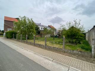 In het landelijke Overwinden treffen we dit volledige renovatieproject, dat heelwat verbouwingsmogelijkheden heeft. Het is gelegen op een mooi...