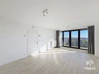 <p><span>EVERE: Vlak bij de NAVO en alle voorzieningen, mooi appartement met 1 slaapkamer van ±62 m² op de 7e verdieping met lift, bestaande uit: hal, badkamer met wasmachine en droger, toilet, slaapkamer van ±15 m², woonkamer van ±25 m², ingerichte keuken (oven, kookplaat, afzuigkap, koelkast, diepvriezer en vaatwasser), terras op het oosten, kelder nr. 31 en parkeerplaats nr. 66 inbegrepen. Kosten: Vast bedrag van 100 €/maand inclusief gemeenschappelijke kosten. 100 €/jaar voor de aansprakelijkheidsverzekering, 50 € eenmalige verhuiskosten, warm water en verwarming via HMS+. EPC B-. Onmiddellijk beschikbaar.</span></p>
<p><span> </span></p>
<p><u><span>Op de 7e verdieping, bereikbaar met de lift:</span></u></p>
<p><span> </span></p>
<ul>
<li><span>Entreehal</span></li>
<li><span>Badkamer met wasmachine en droger</span></li>
<li><span>Toilet</span></li>
<li><span>Slaapkamer ±15 m²</span></li>
<li><span>Woonkamer ±25m²</span></li>
<li><span>Ingerichte keuken (oven, kookplaat, afzuigkap, koelkast, vriezer en vaatwasser)</span></li>
<li><span>Terras op het oosten</span></li>
</ul>
<p><span>Kelder nr. 31 en parkeerplaats nr. 66 inbegrepen.</span></p>