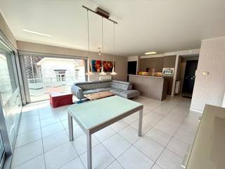 <strong>Appartement met 1 slaapkamer te huur in De Panne</strong><br />
<p>Rustig gelegen appartement te huur op het 2de verdiep, ideaal voor wie comfortabel wil wonen vlakbij het centrum en de zee.</p>
<p>Het appartement beschikt over een ruime en lichtrijke leefruimte met grote ramen die uitgeven op een aangenaam terras aan de voorzijde. De open indeling zorgt voor een aangename verbinding tussen de zithoek, eetplaats en de volledig open keuken.</p>
<p><strong>Indeling</strong><br /><br />Het appartement beschikt over een inkom, een open keuken en een living met toegang tot het balkon. Verder is er een badkamer met bad en douche + aansluiting wasmachine, 1 slaapkamer en een berging.<br />Het appartement beschikt ook over een garage en een kelder.<br /><br /><strong>Troeven</strong></p>
<ul><li>Mogelijkheid om een garage + kelder bij te huren voor €100 </li><li>Dichtbij het centrum en openbaar vervoer</li><li>Rustige ligging in De Panne<br /> </li></ul>
Interesse?<strong> </strong>Neem gerust contact met ons op voor meer informatie of een bezichtiging.<br /><strong>Contact: </strong>Soraya: soraya@servimoholidays.be / 058/22.41.70