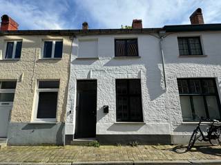 Ontdek het perfecte thuis in het historische centrum van Brugge, waar charme en comfort samenkomen. Deze schitterende woning biedt een ideale combinatie van moderne voorzieningen en klassieke elegantie.<br /><strong>Kenmerken:</strong><br />Inkom: Een warm welkom wacht op u zodra u de drempel overstapt.<br />Leefruimte: Geniet van een gezellige sfeer in de luchtige woonkamer, ideaal voor ontspanning en entertainment.<br />Open Ingerichte Keuken: Een moderne keuken, volledig uitgerust met hoogwaardige toestellen en voldoende ruimte om heerlijke maaltijden te bereiden.<br />Berging: Praktische opslagruimte om uw bezittingen georganiseerd te houden.<br />Badkamer met Inloopdouche: Ontspan en verfris uzelf in deze stijlvolle badkamer met een ruime douche.<br />3 Slaapkamers: Ruime slaapkamers die een rustige en comfortabele nachtrust garanderen voor het hele gezin of gasten.<br />Dakterras: Geniet van adembenemende uitzichten over het pittoreske  Brugge vanaf uw eigen privé dakterras.<br />Huurdetails:<br />Huurprijs: €995 per maand.<br />Beschikbaarheid: Vrij vanaf 1/11/26<br />Neem vandaag nog contact met ons op voor meer informatie of om een bezichtiging te regelen!