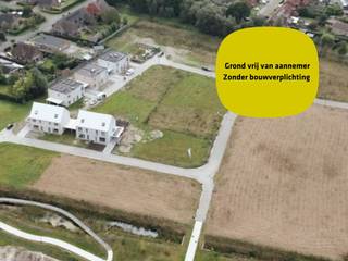 Lot 114 is een bouwgrond voor een open bebouwing en heeft een oppervlakte van 389 m² en ligt in een goedgekeurde en reeds aangelegde verkaveling in de Fibulastraat in Sijsele, gelegen tussen de Stationsstraat, de Nieuwe Weg en de Veldstraat. Centrale ligging op fietsafstand van scholen en supermarkten. Maximale bouwzone : 8 m breed op 12 m diep. Leuke en ruime tuin. Rechtstreeks van de verkavelaar. Geen bouwverplichting, vrij van ontwerp! Dubbele bouwlaag met plat of hellend dak toegelaten. Stedenbouwkundige voorschriften beschikbaar op aanvraag. Voor meer inlichtingen, contacteer Vincent Sohier op 0475/98.89.02 of mail naar vincent.sohier@durabrik.be