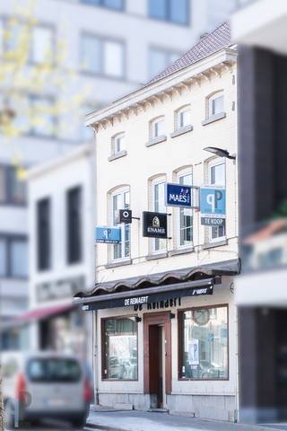 Op een absolute AA ligging vinden we dit commerciële pand, geschikt voor verschillende doeleinden en exploitatie opties. Het betreft hier...