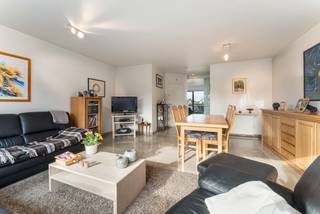 Centraal gelegen instapklaar duplex dakappartement (119 m²) met 2 slaapkamers en 2 terrassen te koop in het centrum van Roeselare.De centrale...