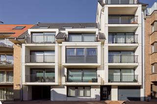 <p><span>Dit appartement bevindt zich op de tweede verdieping van de residentie 'Dunes' . Centraal gelegen dicht bij alle winkels, openbaar vervoer, de duinen en uiteraard het strand .</span></p><p><span>Indeling: inkom, gezellig en ruime woonruimte met open keuken en aangrenzend terras, bergruimte, apart toilet, 2 slaapkamers waarvan 1 met terras, badkamer met douche en lavabomeubel.</span></p><p><span>Vrij vanaf: 01/04/2026</span></p><p><span>Huurwaarborg: 2.625€ (3 maanden)</span></p><p><span>Plaatsbeschrijving: 260€ (aandeel huurder) </span></p>