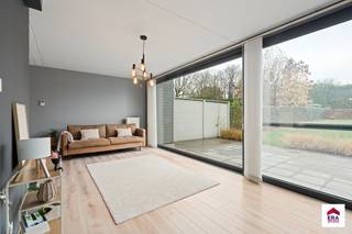 <p>Te koop: ruim halfopen huis in Asse, op een centrale ligging nabij openbaar vervoer en invalswegen.</p>
<p>Deze woning uit 2008 biedt een comfortabele woonervaring met een praktische indeling en een energiezuinig EPC-label B. Dankzij de ligging in een rustige straat en toch dicht bij belangrijke verbindingswegen, geniet u van zowel bereikbaarheid als wooncomfort. De ruime leefruimte, vier slaapkamers en een aangename tuin maken dit huis ideaal voor gezinnen die op zoek zijn naar ruimte en functionaliteit.</p>
<p> </p>
<p><u><strong>Belangrijkste ruimtes:</strong></u><br />• Ruime living (38 m²) met veel lichtinval<br />• Keuken (17 m²) met plaats voor een eethoek<br />• Vier slaapkamers, waarvan één 17 m²<br />• Badkamer met ligbad en douche<br />• Berging voor extra opslag<br />• Tuin met plaats voor ontspanning</p>
<p> </p>
<p><u><strong>Troeven:</strong></u><br />• Centrale ligging nabij openbaar vervoer en invalswegen<br />• Energiezuinig EPC-label B<br />• Vier volwaardige slaapkamers</p>
<p> </p>
<p>Neem vandaag nog contact op voor een bezoek.</p>
<p>De gegeven informatie en opgegeven oppervlaktes zijn louter indicatief en houden geen enkele juridische verbintenis in.<br />Voor meer info : https://www.era.be/visie</p>
<p>JOUW DROOMHUIS. ZO GEVONDEN!</p>