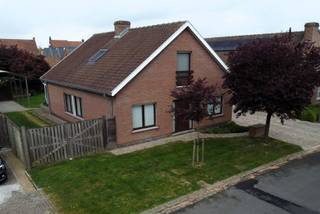 <p><span>Ruime woning met verrassend veel mogelijkheden, grote garage, zonnige tuin en carport</span></p><p><span>Wie op zoek is naar ruimte en flexibiliteit, zal hier aangenaam verrast worden. Deze woning biedt vandaag al veel comfort, maar vooral ook heel wat mogelijkheden naar indeling en gebruik toe.</span></p><p><span>Op het gelijkvloers kom je binnen in een ruime leefruimte met houtkachel, waar je gemakkelijk een gezellige zithoek en eethoek kan inrichten. Aansluitend ligt de instapklare leefkeuken. Verder zijn er beneden nog twee extra ruimtes die je volledig naar eigen noden kan invullen: bureau, hobbyruimte of bijkomende slaapkamer. Dat maakt dat deze woning perfect kan functioneren als gezinswoning met vier tot vijf slaapkamers, of ideaal is voor wie wonen en werken wil combineren.</span></p><p><span>De veranda is een echte meerwaarde: een extra leefruimte waar het aangenaam vertoeven is, met een mooie connectie naar buiten toe.</span></p><p><span>De badkamer werd reeds vernieuwd en is uitgerust met ligbad, douche en toilet. Verwarming gebeurt via centrale verwarming op aardgas.</span></p><p><span>Op de verdieping zijn er drie slaapkamers, waarvan twee echt ruim zijn. De derde kamer is compacter en kan perfect dienen als kinderkamer, dressing of bureau. Er is ook een apart toilet en een tweede sanitaire ruimte voorzien. Dankzij de vaste trap en de indeling met stijlwanden kan je deze verdieping nog verder aanpassen volgens je eigen wensen.</span></p><p><span>Wat deze woning extra interessant maakt, is de zeer ruime en diepe garage. Hier heb je niet alleen plaats voor wagens, maar ook voor opslag, wasmachine en droogkast. Er is zelfs een extra douche aanwezig. Buiten vind je bovendien een grote carport, ideaal voor meerdere wagens, een bestelwagen of zelfs een mobilhome.</span></p><p><span>De tuin is zonnig georiënteerd en biedt veel privacy, waardoor je in alle rust kan genieten van het buitenleven.</span></p><p><span>Kort samengevat: een woning met veel ruimte, veel mogelijkheden en vooral veel potentieel, voor wie net dat tikkeltje meer zoekt.</span></p><p><span> </span></p><p><span> </span></p>