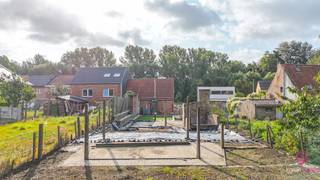Op zoek naar een woning waar je volledig je eigen stempel op kan drukken? Deze te renoveren woning op 410 m² biedt je de ideale kans! Dankzij de rustige, landelijke ligging in een doorlopend straatje in Heers geniet je hier van een aangename woonomgeving met veel potentieel.<br /><br />Binnenin vind je een inkomhal, een gezellige leefruimte met open keuken, een eenvoudige badkamer en een apart toilet. De bovenverdieping is momenteel één grote open ruimte en kan volledig naar eigen wens worden ingedeeld – ideaal voor het creëren van meerdere slaapkamers of een ruime master suite. Daarnaast beschikt de woning ook over een kelder.<br /><br />Bouwkundig zijn er nog enkele werken voorzien: de woning heeft houten ramen met enkel glas en een zadeldak met pannen, beiden aan vernieuwing toe. Het perceel is volledig omheind en biedt een mooie tuin van 410 m², perfect om te genieten van de buitenlucht in alle rust.<br /><br />Pluspunten: <br />- Unieke kans om een woning volledig naar eigen smaak te renoveren<br />- Geschikt als starterswoning of investeringspand met huurpotentieel<br />- Rustige, landelijke ligging met toch een vlotte bereikbaarheid<br /><br />Maatregelen opgenomen in het Maatregelenregister: nee<br /><br />Ben jij de handige doe-het-zelver of investeerder die dit huis nieuw leven inblaast? Dan is dit pand zeker een bezoek waard!<br /><br />Interesse in deze woning of wens je een bezichtiging ter plaatse?<br />Bel ons op 078/78.78.70 of spring gewoon binnen in ons kantoor – steeds welkom bij ImmoFusion!<br />----<br />
<p>À la recherche d’une maison dans laquelle vous pourrez exprimer pleinement votre propre style ? Cette habitation à rénover, implantée sur un terrain de 410 m², vous offre une opportunité idéale ! Grâce à sa situation calme et champêtre dans une rue peu fréquentée à <span><span>Heers</span></span>, vous profiterez d’un cadre de vie agréable avec un beau potentiel.</p>
<p>À l’intérieur, vous trouverez un hall d’entrée, un séjour convivial avec cuisine ouverte, une salle de bains simple ainsi qu’un WC séparé. L’étage se compose actuellement d’un vaste espace ouvert pouvant être aménagé entièrement selon vos envies – idéal pour créer plusieurs chambres ou une spacieuse suite parentale. La maison dispose également d’une cave.</p>
<p>Sur le plan technique, certains travaux sont à prévoir : la maison est équipée de châssis en bois avec simple vitrage et d’une toiture à deux versants en tuiles, tous deux nécessitant un renouvellement. Le terrain est entièrement clôturé et offre un joli jardin de 410 m², parfait pour profiter du plein air en toute tranquillité.</p>
<p><strong>Points forts :</strong></p>
<p>-Opportunité unique de rénover entièrement une maison selon vos goûts<br />-Convient parfaitement comme première acquisition ou comme investissement avec potentiel locatif<br />-Situation calme et rurale tout en bénéficiant d’un accès aisé aux commodités</p>
<p><strong>Mesures reprises dans le Registre des mesures:</strong> non</p>
<p>Vous êtes un bricoleur passionné ou un investisseur prêt à redonner vie à cette maison ? Alors ce bien mérite certainement votre visite !</p>
<p>Intéressé(e) par cette propriété ou souhaitez-vous organiser une visite sur place ?</p>
<p>Appelez-nous au 078/78.78.70 ou passez simplement dans notre agence : vous êtes toujours le bienvenu chez <span>ImmoFusion</span> !</p>