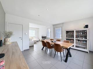Instapklare woning met zeer veel RUIMTE in de geliefde wijk 'Don Bosco' te Torhout!<br /><br /><strong>INDELING:<br /><u><em>Gelijkvloers:</em></u></strong><br />Ruime inkomhal - LICHTRIJKE living - volledig ingerichte keuken (O.a. met keramisch fornuis, dampkap, dubbele spoelbak, combi-oven, frigo en vaatwasmachine) - wasplaats (met alle voorzieningen voor wasmachine en droger) - afzonderlijk gastentoilet - badkamer (O.a. met dubbel lavabomeubel, ligbad én douche) - ruime oprit - volledig aangelegde tuin met ZUIDgericht terras en tuinhuis.<br /><br /><u><em><strong>Eerste verdieping:</strong></em></u><br />Nachthal - 2 ruime slaapkamers.<br /><br /><u><em><strong>Tweede verdieping:</strong></em></u><br />Nachthal - afzonderlijk toilet - 2 slaapkamers.<br /><br /><u><strong>Opmerkingen:</strong></u><br />- Overal ROLLUIKEN aanwezig.<br />- 18 ZONNEPANELEN aanwezig!<br />- Overal DUBBELE beglazing (PVC).<br />- Waterverzachter aanwezig.<br /><br />Zeer LEUKE gezinswoning met alle COMFORT voor JONGE GEZINNEN! Aarzel zeker niet om ons te contacteren voor een bezoek ter plaatse: 050/70.01.02 - info@centro.be.