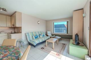 Bent u op zoek naar een verzorgde woning of een comfortabel vakantieverblijf? Deze gezellige en goed onderhouden woonst combineert een praktische indeling met veel natuurlijk licht en een aangenaam open uitzicht.Bij het binnenkomen valt meteen de lichtrijke leefruimte op. Dankzij de grote raampartijen geniet u de hele dag van een aangename lichtinval en een mooi uitzicht. De open keuken is compact maar functioneel ingericht, met voldoende kastruimte en een eigentijdse afwerking in lichte tinten.De leefruimte sluit naadloos aan op het terras, waar u heerlijk kunt ontspannen en genieten van de omgeving. De neutrale vloer- en wandafwerking zorgt voor een tijdloze uitstraling en biedt de perfecte basis om de woning naar eigen smaak in te richten.De badkamer beschikt over een ligbad met douchevoorziening, wastafel en toilet. Ook hier zorgen de lichte kleuren voor een frisse en verzorgde uitstraling.Troeven van deze woning:* Lichtrijke leefruimte met grote raampartijen* Open, praktische keuken met veel opbergruimte* Aangenaam terras met open uitzicht, schuin zeezicht* Badkamer met ligbad* Neutrale en onderhoudsvriendelijke afwerking* Instapklaar en goed onderhoudenIdeaal als vaste woonst, tweede verblijf of investeringEen aantrekkelijke woonst waar comfort, licht en functionaliteit samenkomen. Maak snel een afspraak voor een bezoek en ontdek zelf de mogelijkheden van deze eigendom.