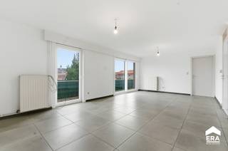 <p>Te koop: ruim lichtrijk appartement in het centrum van Roeselare, op wandelafstand van scholen, het Geitepark en openbaar vervoer.<br />Dit appartement biedt grote, lichtrijke ruimtes die zorgen voor een aangename woonervaring. Het ruime, zonnige dakterras is een perfecte plek om te ontspannen en te genieten van de buitenlucht. Bovendien beschikt het appartement over twee (!) aparte garageboxen, wat een grote troef is in deze centrale ligging.</p>

<p> </p>

<p>Belangrijkste ruimtes:<br />• Lichtrijke woonkamer met toegang tot het dakterras<br />• Functionele keuken met voldoende opbergruimte<br />• 3 slaapkamers<br />• Badkamer met ligbad en wastafel<br />• Praktische (was)berging<br />• Apart toilet<br />• Twee aparte garageboxen</p>

<p> </p>

<p>Troeven:<br />• Grote lichtrijke ruimtes<br />• Heel ruim zonnig dakterras<br />• Twee aparte garagebox<br />• Laag energieverbruik (EPC B, verwarming via condensatieketel)<br />• Asbestveilig</p>

<p> </p>

<p>Garagebox in de residentie optioneel aan te kopen voor 20.000 EUR<br />Garagebox in de straat optioneel aan te kopen voor 20.000 EUR</p>

<p> </p>

<p>Neem vandaag nog contact op met je ERA-makelaar voor een bezoek.<br />JOUW DROOMAPPARTEMENT. ZO GEVONDEN!</p>