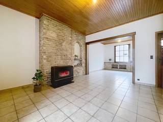 Deze charmante woning vindt u terug in het centrum van Staden, op wandelafstand van alle winkels, openbaar vervoer, school,...Via de inkomhall met...