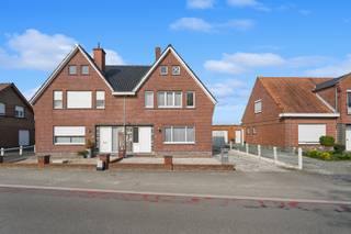 <p><strong>Bezoekdag op afspraak</strong></p><p>Bent u op zoek naar een charmante woning op een werkelijke toplocatie in het schilderachtige en unieke Machelen-aan-de-Leie? Altro Vastgoed biedt u deze karaktervolle halfopen bebouwing aan die een unieke kans vormt voor wie droomt van een woning met een ziel op een uiterst begeerde plek.</p><p>Deze solide gezinswoning is door de jaren heen met veel liefde onderhouden en heeft haar authentieke karakter prachtig bewaard. Dit biedt u de perfecte basis om het pand volledig naar eigen smaak en moderne normen te transformeren. De gelijkvloerse verdieping beschikt over een ruime leefruimte met een aansluitende keukenruimte. Achteraan de woning bevinden zich de typische bergingen die uitstekende mogelijkheden bieden om te worden omgevormd tot een extra lichtrijke leefruimte met een prachtig zicht op de tuin.</p><p>Op de eerste verdieping bevinden zich twee zeer royale slaapkamers en een derde kamer die ideaal kan dienen als bureau of kinderkamer. Via de nachthal bereikt u met een uitschuifbare trap de grote zolder, een indrukwekkende ruimte die nog volledig naar eigen wens kan worden ingericht.</p><p>De tuin is een absolute troef met een prachtig zicht op het Machelse groen. Dankzij het halfopen karakter van de woning is het perceel bovendien zeer gemakkelijk bereikbaar vanaf de straatzijde. Dit is een ideaal project voor wie creatief wil verbouwen in een van de mooiste dorpen van de regio.</p><p>Contacteer uw vastgoedmakelaar Leen op 0478/69.84.34 of mail naar Leen@altro-vastgoed.be voor meer informatie of een bezoek.</p>