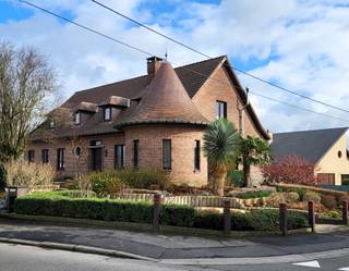 ZAT 14/3 - BEZOEKDAG OP AFSPRAAK 0488.85.81.84 Dit bijzonder ruim landhuis op een perceel van 4.149 m² is landelijk gelegen in Sint-Maria-Oudenhove...