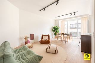 <p><span>Dit appartement neemt deel aan de verkoopmarathon op </span><span>vrijdag 8 mei 2026.</span></p><p><span>U kan deze dit appartement komen bekijken</span><span> tussen  11u en 12u</span></p><p><span> </span></p><p><span>Graag een bezoek? Schrijf je dan in via <span>info@coprimmo.be</span></span><span> of via de online afspraak-agenda rechtstreeks (indien mogelijk) op de pagina van dit pand.</span></p><p><span><br />Stijlvol gerenoveerd 2-slaapkamerappartement met zonnig terras te Berchem - Harmonie</span></p><p><span>Ontdek dit prachtig gerenoveerde appartement van 95 m² met een ruim terras van 10 m² aan de achterzijde, gelegen in een goed onderhouden gebouw in Berchem. Dankzij de doordachte renovatie met kwalitatieve materialen, overvloedige lichtinval en een energiezuinig EPC-label B, biedt dit appartement een perfect evenwicht tussen comfort, stijl en duurzaamheid.</span></p><p><span> </span></p><p><span>Berchem behoort al jaren tot de meest geliefde woonwijken van Antwerpen en dat is geen toeval. De buurt rond Harmonie combineert hippe horecazaken en lokale winkels met groene ruimtes zoals het nabijgelegen Albertpark. Dankzij de vlotte verbindingen ben je in enkele minuten zowel op de Antwerpse Ring als in het stadscentrum. Openbaar vervoer, scholen en andere voorzieningen bevinden zich op wandelafstand, wat deze locatie bijzonder aantrekkelijk maakt voor wie stedelijk wil wonen zonder in te boeten aan rust en bereikbaarheid.</span></p><p><span> </span></p><p><span>Indeling</span></p><p><span>Bij binnenkomst betreed je een aangename inkomhal met veiligheidsdeur, die meteen de toon zet voor de rest van het appartement: een combinatie van kwaliteitsvolle afwerking en functionele indeling. De ruime leefruimte geniet de hele voormiddag van zonlicht dankzij de grote raampartijen die doorlopen tot op de vloer  wat zorgt voor een heerlijk open en luchtig gevoel. In de lente en zomer valt het zonlicht prachtig binnen in de living en keuken, wat deze ruimte nog aangenamer maakt.</span></p><p><span>De open keuken is een echte blikvanger, uitgevoerd in hoogwaardige materialen met keramisch werkblad, inductiekookplaat, vaatwasser, ijskast, combi-oven en kwaliteitsvolle kasten met 10 jaar garantie. De keukentoestellen genieten nog 5 jaar garantie, wat de degelijkheid van deze renovatie extra onderstreept.</span></p><p><span> </span></p><p><span>Verder zijn er twee ruime slaapkamers met veel lichtinval en een aparte berging met aansluiting voor wasmachine en droogkast. De badkamer sluit perfect aan bij de natuurlijke elegantie van het interieur, met een stijlvolle tegelvloer die harmonieus aansluit op de geoliede parketvloer in natuurlijke eik die naadloos doorloopt doorheen het volledige appartement.</span></p><p><span>Vanuit de slaapkamers heb je toegang tot het zonnige terras van ca. 10 m² aan de achterzijde, waar je geniet van veel privacy en een rustig uitzicht  een ideale plek om te ontspannen na een drukke dag.</span></p><p><span> </span></p><p><span>Extra troeven</span></p><p><span>- Bewoonbare oppervlakte: 95 m² + 10 m² terras</span></p><p><span>- Energiezuinig EPC-label B</span></p><p><span>- Kelderberging inbegrepen</span></p><p><span>- Veiligheidsdeur en akoestische beglazing</span></p><p><span>- High-end ledverlichting met 5 jaar garantie inbegrepen</span></p><p><span>- Volledige renovatie uitgevoerd door Belgische aannemer</span></p><p><span>- Privé verwarmings- en waterverbruik inbegrepen in de gemeenschappelijke kosten.</span></p><p><span>- Elektriciteit conform AREI en asbestvrij</span></p><p><span> </span></p><p><span>Dit appartement biedt alles wat je mag verwachten van een moderne, energiezuinige woning: kwalitatieve afwerking, overvloedig daglicht, een rustige ligging en praktische voorzieningen zoals een kelder en fietsenstalling. Een ideale keuze voor wie op zoek is naar instapklaar comfort in het hart van Berchem.</span></p><p><span> </span></p>