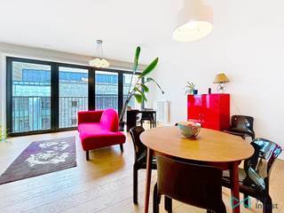 <span>Info & Bezoeken : bruxelles.ouest@weinvest.be of 02 315 77 22</span><br /><br />
<p>Ontdek dit prachtige 2-slaapkamerappartement van ca. 84 m², gelegen op de 6e verdieping van een recente en uitstekend onderhouden residentie uit 2016. Dankzij de grote raampartijen baadt het appartement de hele dag in natuurlijk licht, wat zorgt voor een aangename en warme woonsfeer in elk seizoen.</p>
<p>Met zijn doordachte indeling, comfortabele leefruimtes en uitstekende energieprestaties biedt deze woning een ideale thuis voor jonge gezinnen, koppels of iedereen die op zoek is naar kwalitatief wonen in Brussel. Het gebouw voldoet aan de recente energienormen en beschikt over een EPC-score B, wat garant staat voor een lager energieverbruik, meer wooncomfort en lagere energiekosten.</p>
<p>Een van de grootste troeven van deze residentie is de ruime, zonnige en uitstekend onderhouden gemeenschappelijke privétuin, uitsluitend toegankelijk voor bewoners. Deze rustige groene oase vormt een veilige en aangename plek voor kinderen om te spelen, voor honden om buiten te komen of gewoon om te ontspannen en te genieten van de rust, de zon, weg van de stadsdrukte.</p>
<p>De ligging combineert bovendien het beste van twee werelden: een rustige woonomgeving met alle dagelijkse voorzieningen binnen handbereik, terwijl u op wandelafstand geniet van de dynamiek van de buurt rond Tour & Taxis, met haar restaurants, markten, groene ruimtes en culturele activiteiten.</p>
<p>Dankzij de uitstekende verbindingen met het openbaar vervoer, de nabijheid van het stadscentrum en de vlotte toegang tot de belangrijkste invalswegen, vormt dit appartement ook een bijzonder interessante investering in een wijk die zich blijft ontwikkelen en een sterke aantrekkingskracht geniet.</p>
<p>Een unieke opportuniteit voor wie op zoek is naar een lichtrijke, energiezuinige woning met een uitzonderlijke groene meerwaarde in Brussel.</p>
<p><strong>Een bezoek meer dan waard!</strong></p>
<br /><span>EPC: B – CO₂: 12 kg/(m².jaar) – 58 kWhEP/(m².jaar) - Ontdek al onze exclusieve panden op WWW.WEINVEST.BE</span>
<div></div>