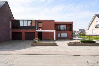 <p><span>PROPRIÉTÉ RÉSIDENTIELLE À RILLAAR</span></p><p><span> </span></p><p><span>Cette maison moderne à Rillaar offre une combinaison idéale de design contemporain, d'espace et de confort. Avec une surface habitable de 329 mètres carrés répartis sur un terrain de 1267 mètres carrés, cette propriété dispose de toutes les commodités pour une famille à la recherche de qualité et de fonctionnalité.</span></p><p><span> </span></p><p><span>DESCRIPTION</span></p><p><span> </span></p><p><span>La propriété dispose de six chambres et de deux salles de bains, offrant de nombreuses options pour les différentes étapes de la vie et la composition du ménage. La propriété combine une ergonomie pratique avec un concept spatial moderne.</span></p><p><span> </span></p><p><span>ESPACES PUBLICS</span></p><p><span> </span></p><p><span>La cuisine centrale est le cœur de la maison, dotée d'équipements contemporains et d'une connexion directe avec l'espace extérieur. De grandes fenêtres apportent la lumière naturelle et une connexion agréable entre l'intérieur et l'extérieur. Les espaces de vie sont conçus en tenant compte de la flexibilité d'utilisation et de la vie de famille.</span></p><p><span> </span></p><p><span>CARACTÉRISTIQUES EXTÉRIEURES</span></p><p><span> </span></p><p><span>La propriété dispose de deux garages, idéaux pour le stockage des véhicules et des espaces de rangement supplémentaires. L'espace extérieur comprend un jardin paysager avec terrasse, dont le design moderne se marie bien avec l'architecture de la maison.</span></p><p><span> </span></p><p><span>ARCHITECTURE</span></p><p><span> </span></p><p><span>Les façades caractéristiques en briques de couleur rouge confèrent à la maison un aspect attrayant et une grande qualité de construction. La structure spatiale bien définie, les finitions modernes et les solutions d'éclairage soulignent son caractère contemporain.</span></p><p><span> </span></p><p><span>Cette maison à Rillaar est un exemple digne de l'habitat contemporain avec une attention particulière aux détails et à l'aspect pratique.</span></p>