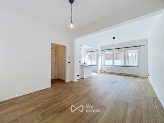 Tel. : 0456 12 69 37 / E-mail : kilian.f@weinvest.be<br /><br />Ideaal gelegen in de onmiddellijke nabijheid van Hermann-Debroux en alle voorzieningen (winkels, Mellaertsvijvers, enz.), ontdek dit charmante, volledig gerenoveerde appartement met twee slaapkamers, gelegen op de 1e verdieping van een kleine mede-eigendom.<br /><br />Het appartement is als volgt ingedeeld: een inkomhal die leidt naar een lichtrijke leefruimte met toegang tot een nieuwe open keuken, een badkamer met toilet, evenals twee slaapkamers (16 en 10 m²), die beide toegang bieden tot een overdekt terras met een bezemkast.<br /><br />Het appartement beschikt eveneens over een kelder.<br /><br />Geen gemeenschappelijke lasten.<br /><br />EPC: C-<br /><br />Onmiddellijk beschikbaar! Huurovereenkomst van minimum 3 jaar!