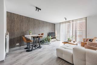 Een instapklaar en energiezuinig appartement (EPC A) in de dorpskern van Zeebrugge, ideaal als zorgeloze investering aan de kust met aantrekkelijk rendement of als comfortabele woonst. Het gebouw is recent, de elektrische installatie is conform, en alle voorzieningen, winkels en openbaar vervoer liggen op wandelafstand.<br /><br />Dit appartement combineert moderne afwerking, praktische indeling en een uitstekende ligging. Dankzij de lichtrijke leefruimte, het terras en de twee slaapkamers vormt dit een perfecte thuisbasis aan zee.<br /><br />Indeling:<br />- Inkomhal,<br />- Apart toilet,<br />- Leefruimte met gezellige zit- en eethoek met veel lichtinval,<br />- Open keuken, volledig uitgerust en voorzien van alle comfort,<br />- Berging met aansluiting voor wasmachine,<br />- Eerste ruime slaapkamer,<br />- Terras,<br />- Tweede slaapkamer, perfect als logeerkamer, bureau of hobbyruimte,<br />- Badkamer voorzien van wastafel en douche,<br /><br />Interesse in dit instapklare appartement?<br />Contacteer ons gerust voor meer info of een bezoek ter plaatse.
